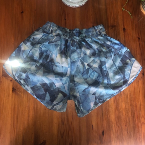 Lululemon shorts size 4 - Picture 4 of 5
